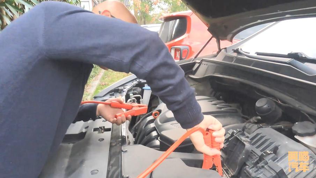 汽车没电怎么搭电，汽车电瓶没电了怎么搭电（车子没电了如何搭电启动）