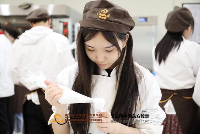 学习西点烘焙学费多少，烘焙班学费一般多少（南京欧米奇学费价目表是什么样的）