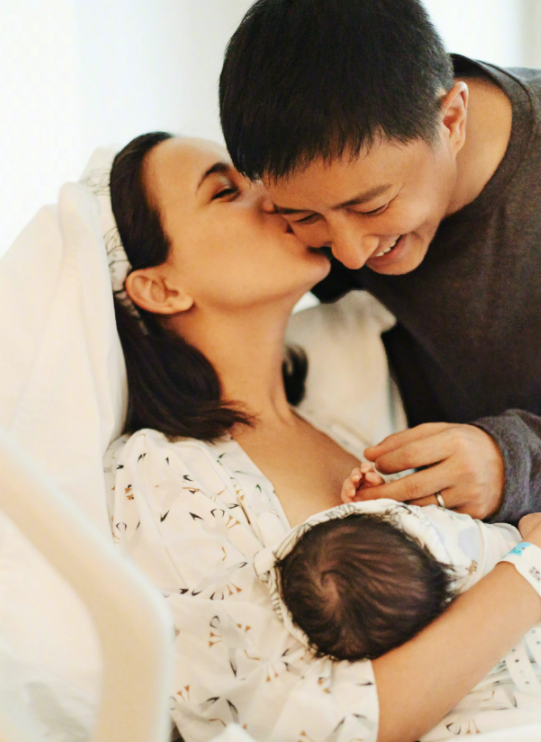 卢靖姗是几国混血吗，卢靖姗是中美混血吗（女儿小手紧握爸爸显温馨）