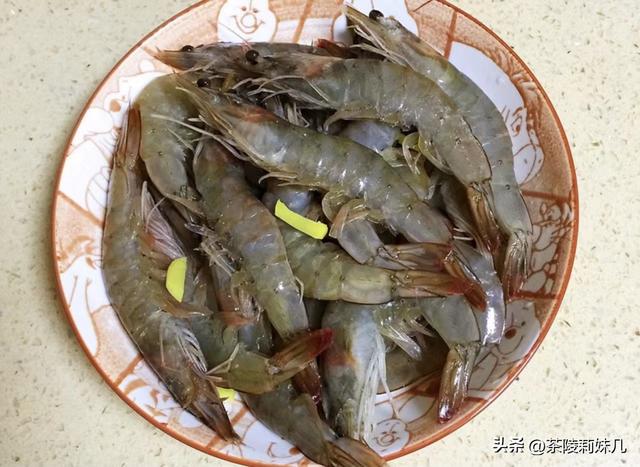 油焖大虾要怎么做，油焖大虾怎么做的（鲜香入味又酥脆）
