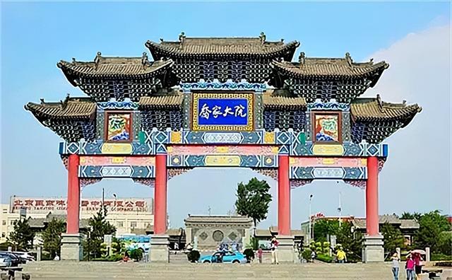 乔家大院在哪，乔家大院在哪里拍摄的（被摘牌后的乔家大院）