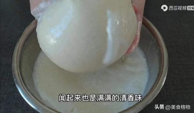 在家如何自制豆腐，把白醋倒入黄豆里