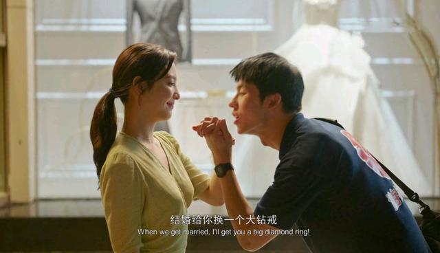 1, 电影《你的婚礼》结局两个人并没有在一起,在结局里,周潇齐参加了