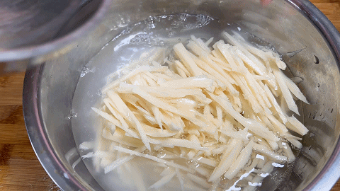 火腿肠怎么炒好吃，如何炒火腿肠才好吃（清炒藕丝在家这样做）