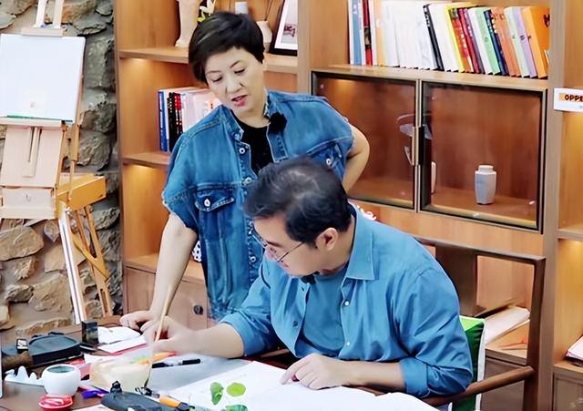61岁穿婚纱，一生无子，放弃事业的邓婕与张国立的爱情故事