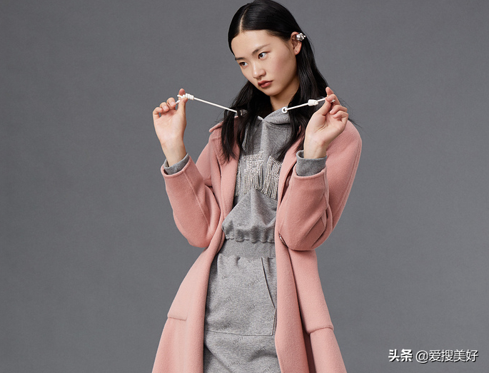 粉色紫色绿色哪个颜色显白，紫色绿色蓝色哪个颜色显白（教你选好衣服颜色让脸显白）