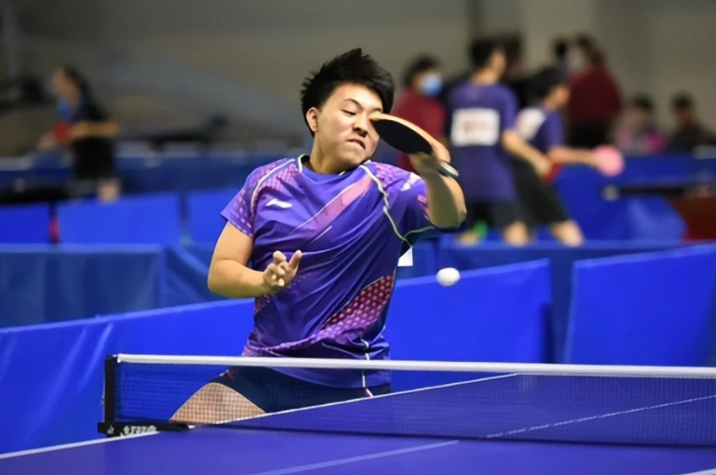 早些年邓亚萍在留学期间与丈夫林志刚相遇并结婚,之后在法国生下了