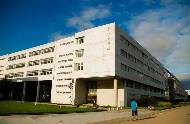 哈尔滨医科大学是211还是985，哈尔滨医科大学是几本_是一本还是二本大学（哈尔滨医科大学位居第一）