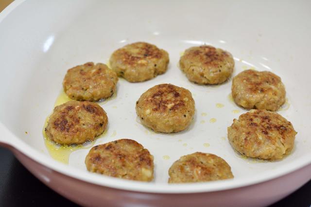 马蹄肉饼怎么做好吃，马蹄肉饼汤怎么做好吃（用猪肉和荸荠做肉饼）