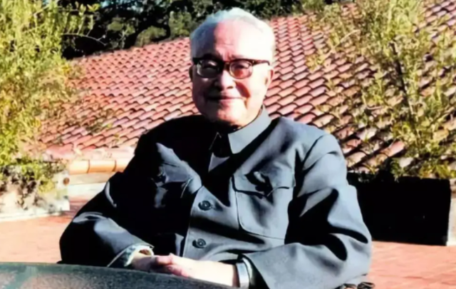 沈从文边城简介，沈从文简介及作品边城（如何读沈从文的《边城》）