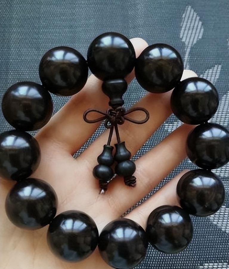 乌木佛珠乌木之所以十分珍贵,是因为在古代时,乌木被视为辟邪之物