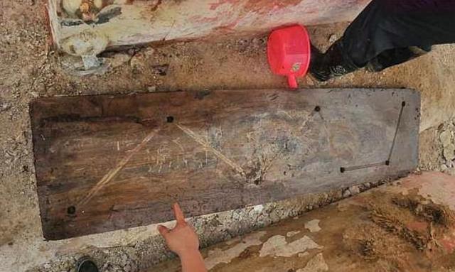 古墓挖出七星石棺，广西挖出北斗七星巨棺