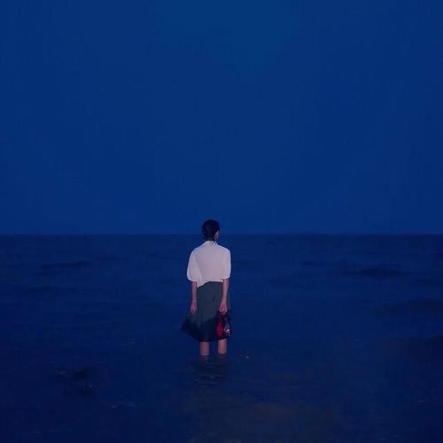 蓝色忧郁女头，微信头像，蓝色忧郁女头（蓝色头像/满满的忧郁感）