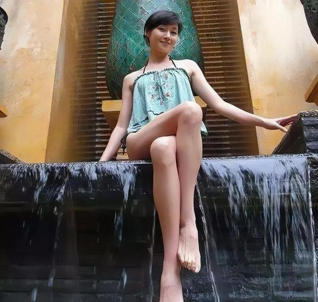 甄子丹前妻万绮雯，甄子丹曾为她抛妻弃子万绮雯（万绮雯：年轻时相貌平平）