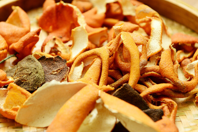 新鲜桔子皮怎么处理才能做陈皮，吃不完的橘子皮别再扔了