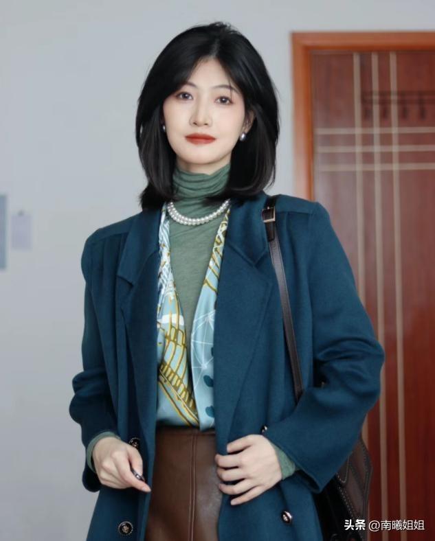 黑色皮肤穿什么颜色衣服好看，女孩皮肤偏黑穿什么颜色衣服好看及怎么搭配（哪些“颜色”能穿哪些不能穿）