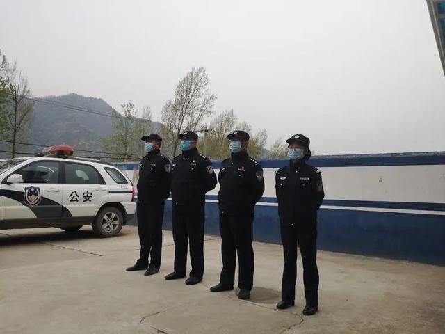 跨立的动作要领，跨立的动作要领是往左还是右（促养成——西安长安公安持续开展队伍练兵）