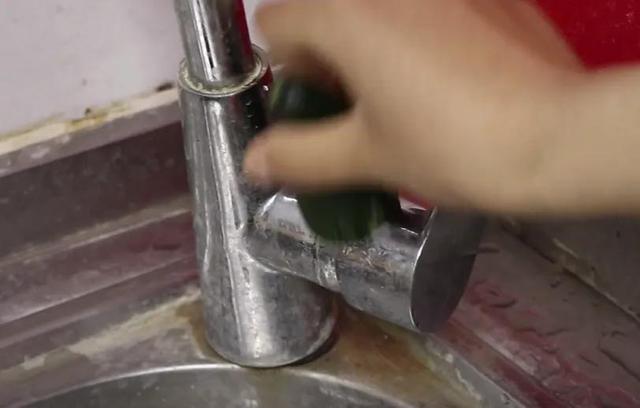 黄瓜的特殊用处，黄瓜的三个用途（每次黄瓜尾都扔掉啦）