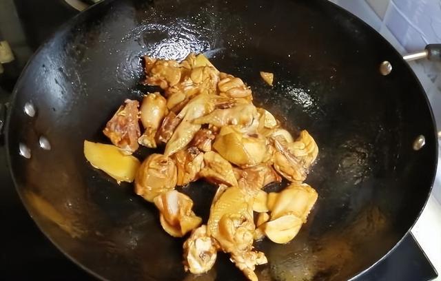 老母鸡怎么炖才能烂，怎样炖老母鸡能炖的烂一点（白醋是鸡肉的“克星”）