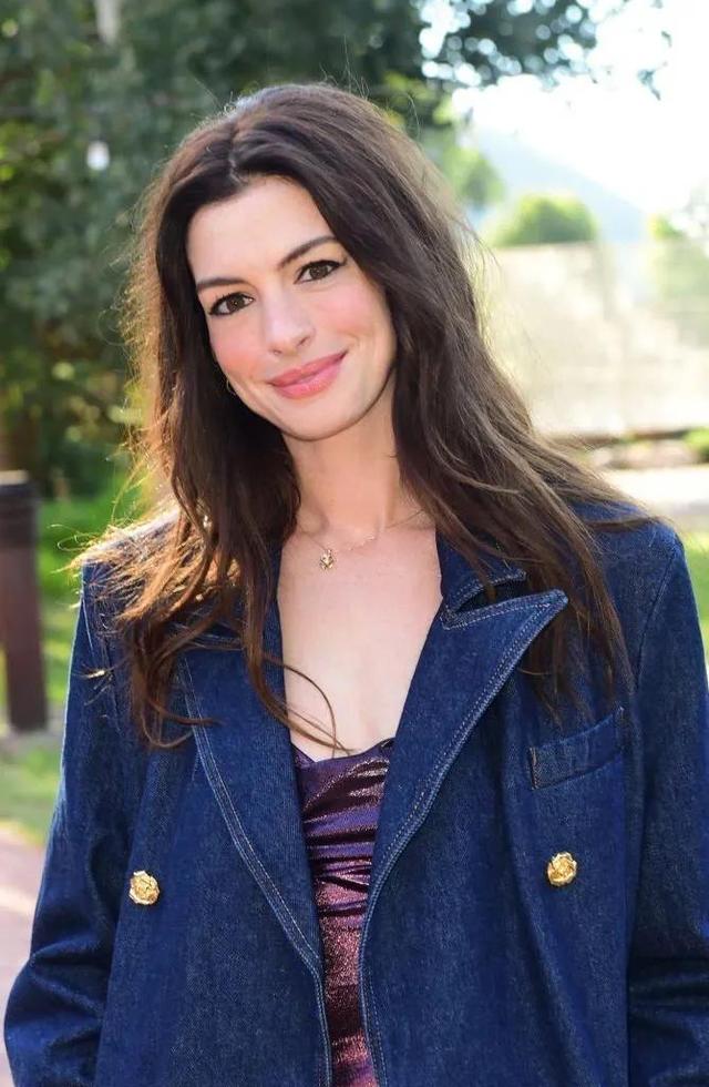 形容女生笑容灿烂的句子，形容女生笑容灿烂的句子成语（难以抗拒的笑容与美丽）