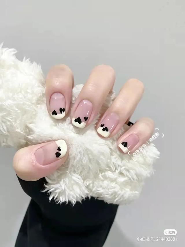 指甲油裸色和透明色有什么区别，护甲油和透明色的指甲油一样吗（显白好看，春夏必做）