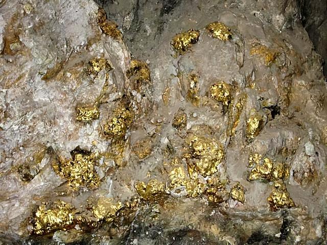 如何在废旧材料中提取金，王水提金不赶硝直接还原（疯狂吸取34万元的黄金）