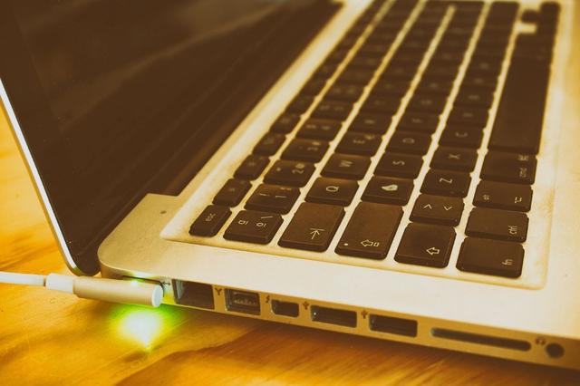 笔记本电脑可以长时间开着不关机吗，笔记本一直不关机能用多久（正在折损电脑寿命）