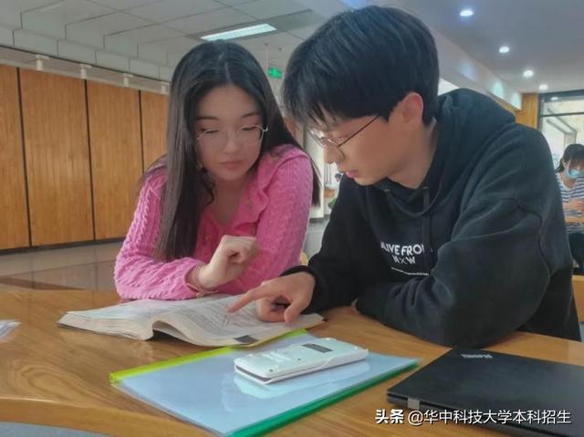 王菁个人资料简介，王箐和何炅的结婚照（华中科技大学“超强”情侣）