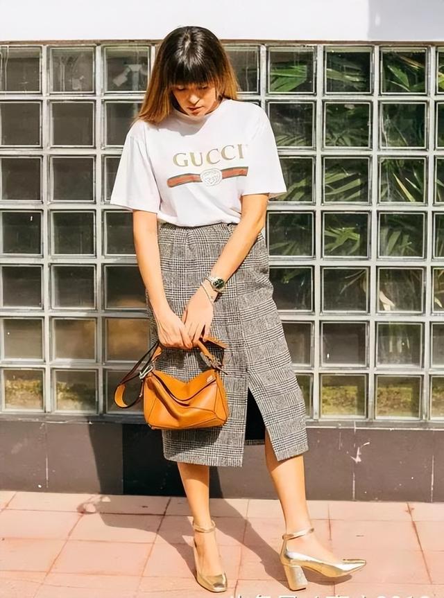 浅蓝色显黑吗，浅蓝色显黑吗图片（夏天穿鞋尽量避开这3个“颜色”）