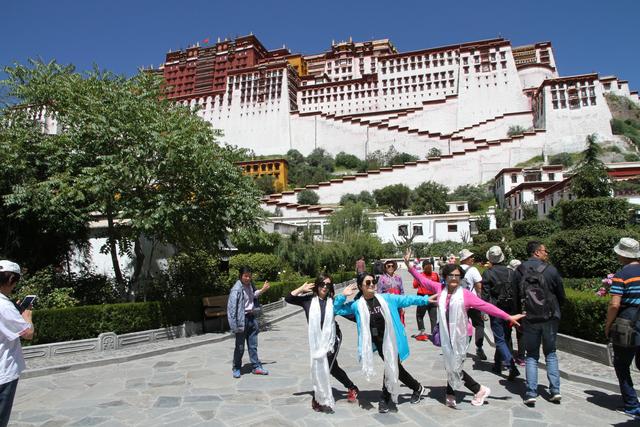 有什么成语描写赞美拉萨的天空，形容拉萨的天空的词语（天上西藏大美于行）