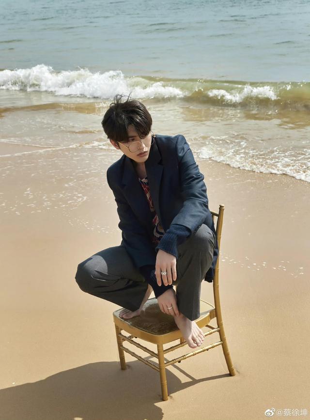 可爱帅气的蔡徐坤舞台图片精选 喜欢他的举个手呀，蔡徐坤照片高清帅气可爱（蔡徐坤帅照合集，简直不要太帅）