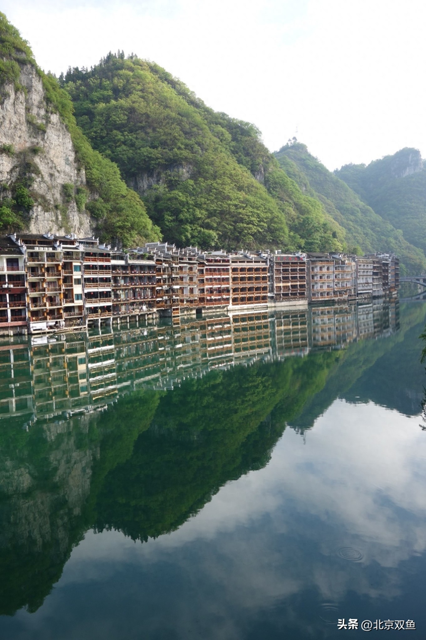 名胜景点众多,像高过河,舞阳河,青龙洞,石屏山,铁溪景区,和平村等等