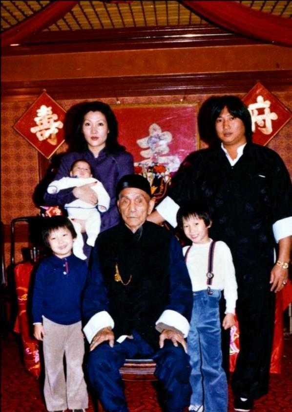 李晨妻子是谁，李晨的老婆叫什么名字（结婚30年无儿无女无怨言）