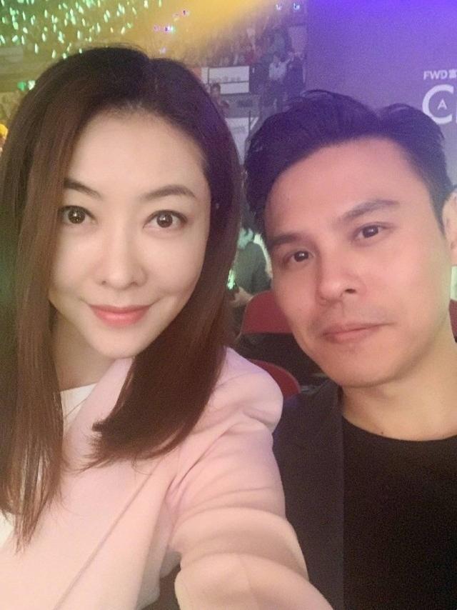 熊黛林为郭可颂庆生，与双胞胎女儿献吻老公，一家四口幸福同框