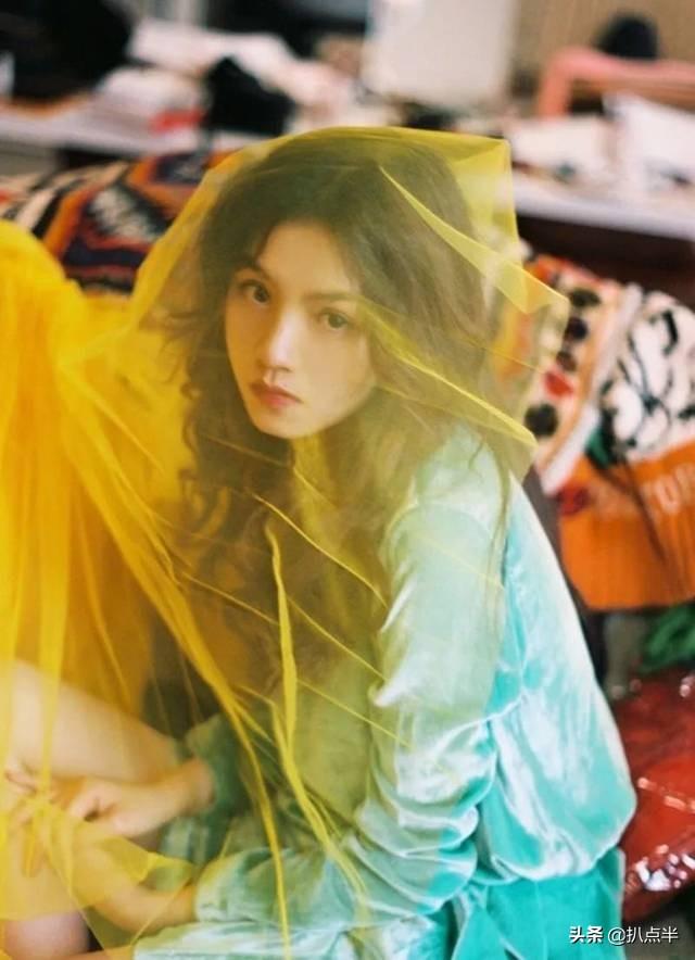 原名李俊杰的春夏,早年是一名平面模特,还曾经为《你若不曾来》等书籍