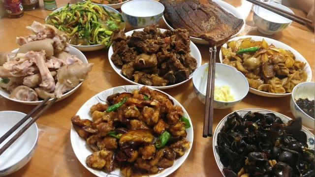 东北人喝酒必上的4个"硬菜",道道特色经典,外地人尝过都说好-图1
