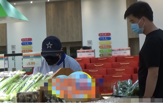 韩红是男还是女，韩红是女的还是男的（51岁韩红与男司机去超市购物）