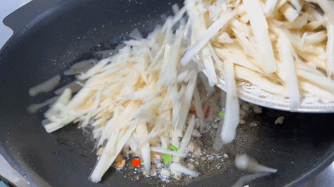 火腿肠怎么炒好吃，如何炒火腿肠才好吃（清炒藕丝在家这样做）