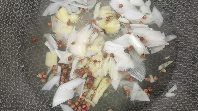 怎么自己做鱼丸，怎么自己做鱼丸吃（切记不要放面粉和淀粉）