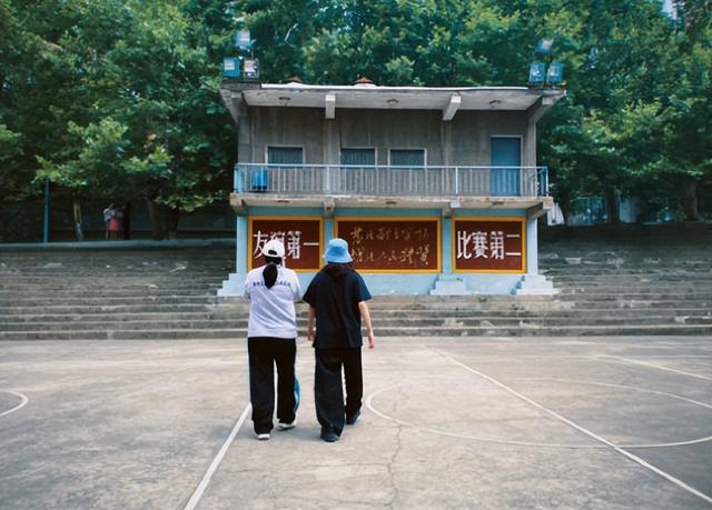 贾玲近照曝光身材，与张小斐同框“赢麻了”