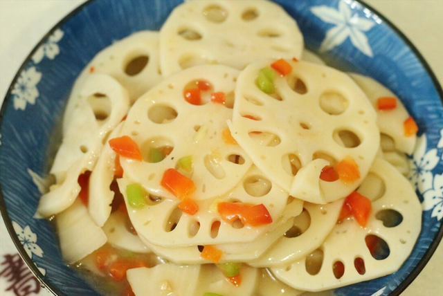 炒藕片需要焯水吗，炒莲藕要不要提前焯水（直接炒和先焯水都不对）