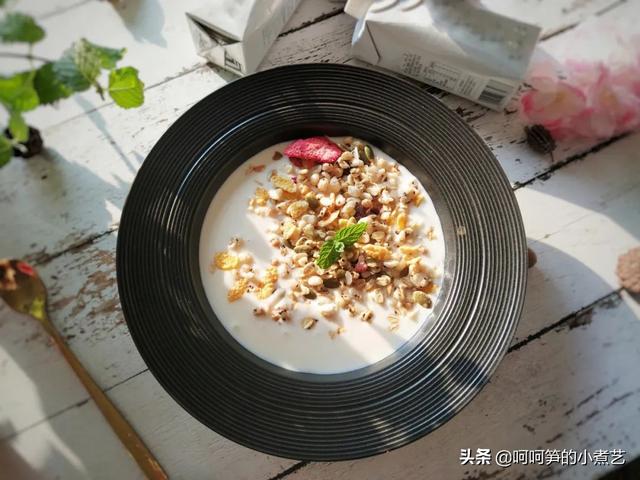 酸牛奶怎么做，酸牛奶怎么做奶酪（做芝士剩下的乳清不要丢）