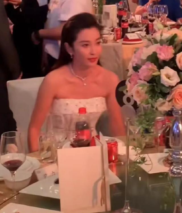 圈内聚餐太现实!李冰冰与博纳老总同席,四线小花弯腰向大佬示好