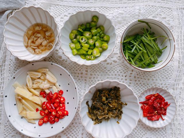 爆炒河蚌的做法，爆炒河蚌肉的做法（4月必吃的一种河鲜）