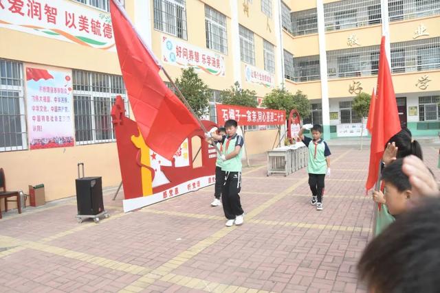 一年级少先队入队礼物，六一儿童节活动方案（石佛寺镇尚营小学举行少先队新队员入队仪式）