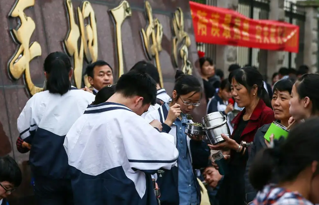 衡水毛坦中学近况，毛坦厂中学门口“人声鼎沸”