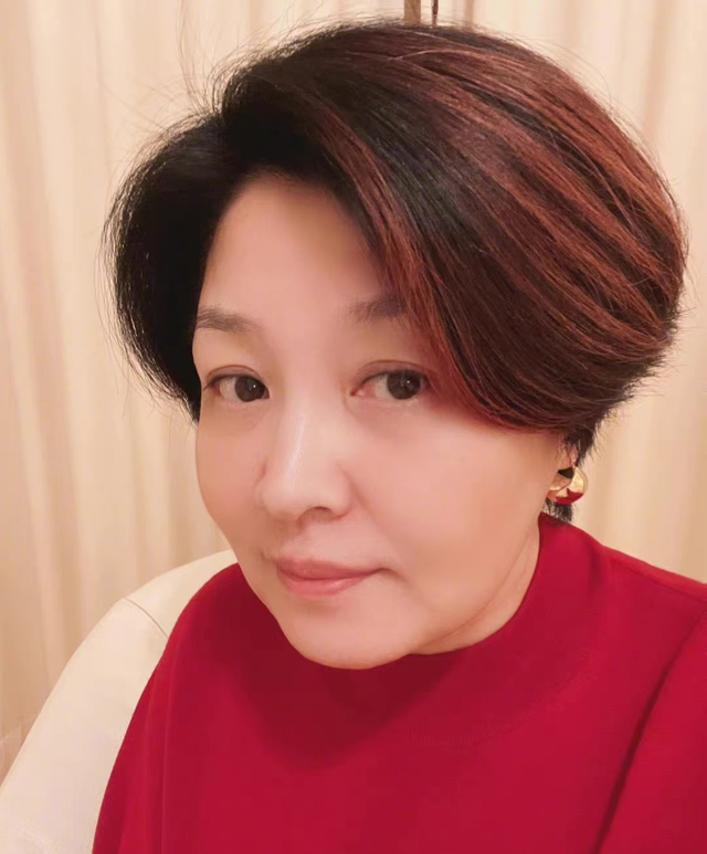 李咏去世3年哈文变自信！罕晒美国生活美照，20岁法图麦浓妆亮相