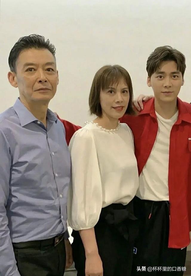 明星高颜值爸妈！赵露思爸爸帅度酷似韩星，肖战神韵和爸爸一样