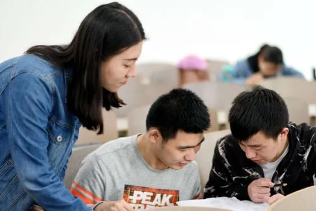 170和165站在一起图片，男女身高差对照图片（低于这个数字就算矮）