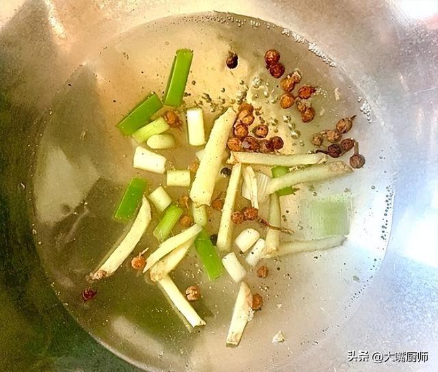 生煎包子怎么做，生煎包子的做法视频（外焦里嫩肉香多汁）